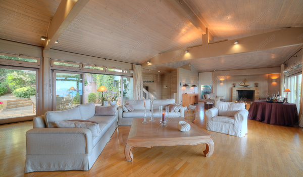 02__level_one_living_room_03a_1109061530