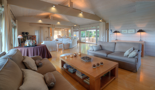 02__level_one_living_room_08_73266084