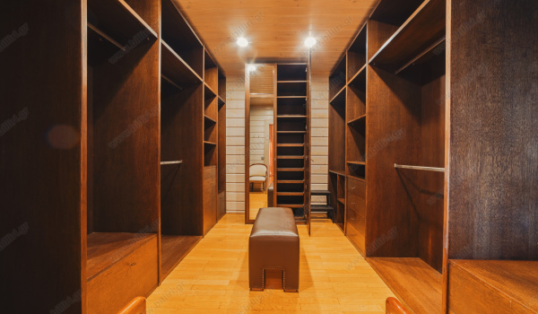 03__level_two_master_bedroom5_walk-in_closet3_1126997155